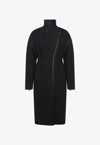 Schwarzer Wollmantel mit hohem Kragen, asymmetrischem Frontreißverschluss und langen Ärmeln. Besitzt eine taillierte Silhouette und ein minimalistisches Design.