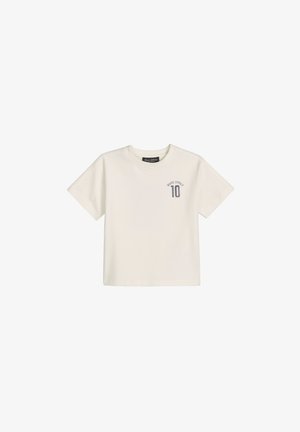 Weißes T-Shirt mit kurzen Ärmeln, "Marc O'Polo"-Label und der aufgedruckten "10" auf der linken Brust.