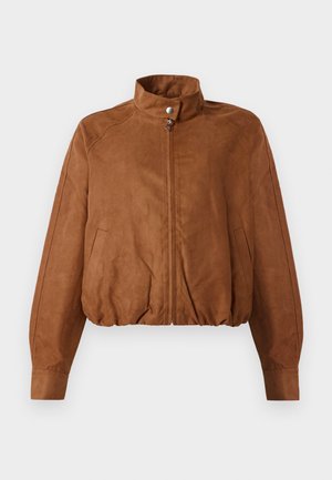 Jaqueta castanha curta feita de camurça suave. Apresenta um colarinho alto, fecho de correr e bolsos laterais. Textura suave com detalhe de bainha franzida.