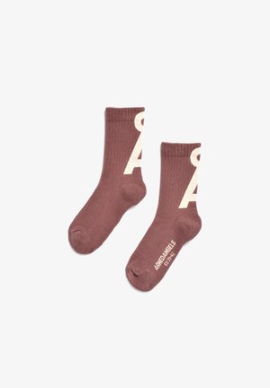 Mauve katoenen sokken met ribbelstructuur, voorzien van een grote crèmekleurige letter "A" aan de zijkant en merkdetails op de zool. Crew-lengte model.
