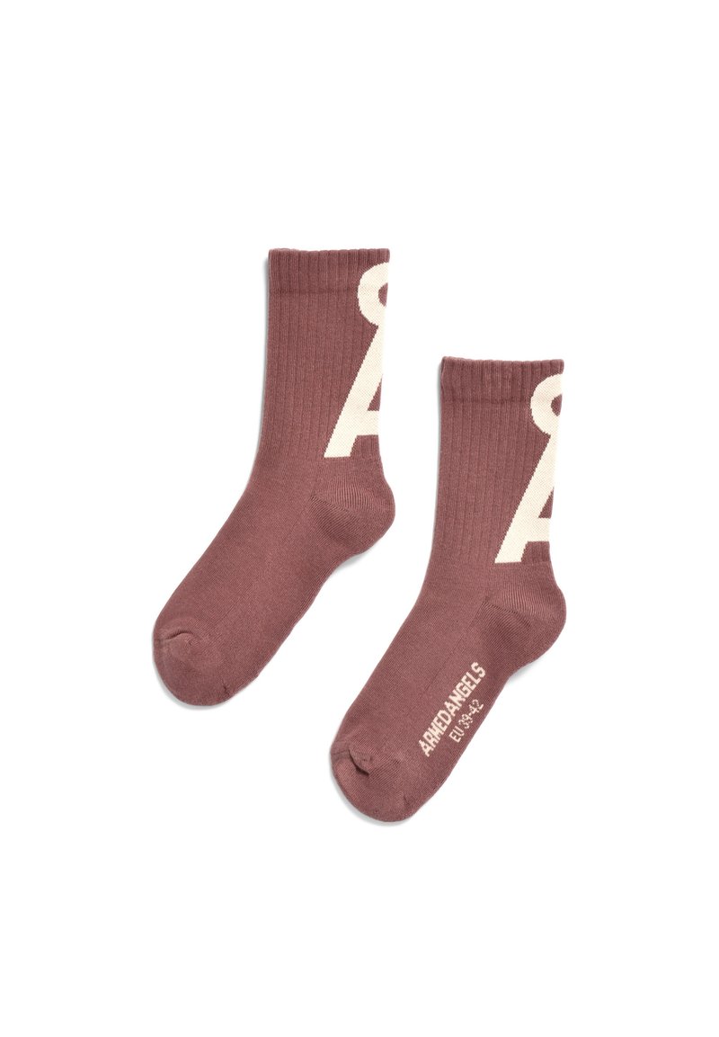 Mauve Baumwollsocken mit gerippter Textur, versehen mit einem großen cremefarbenen Buchstaben "A" an der Seite und Markendetails an der Sohle. Crew-Längenstil.