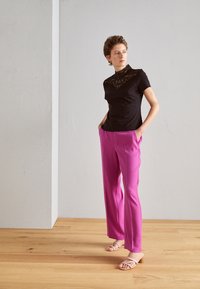 Mos Mosh LEIA PANT - Auduma bikses - vivid viola