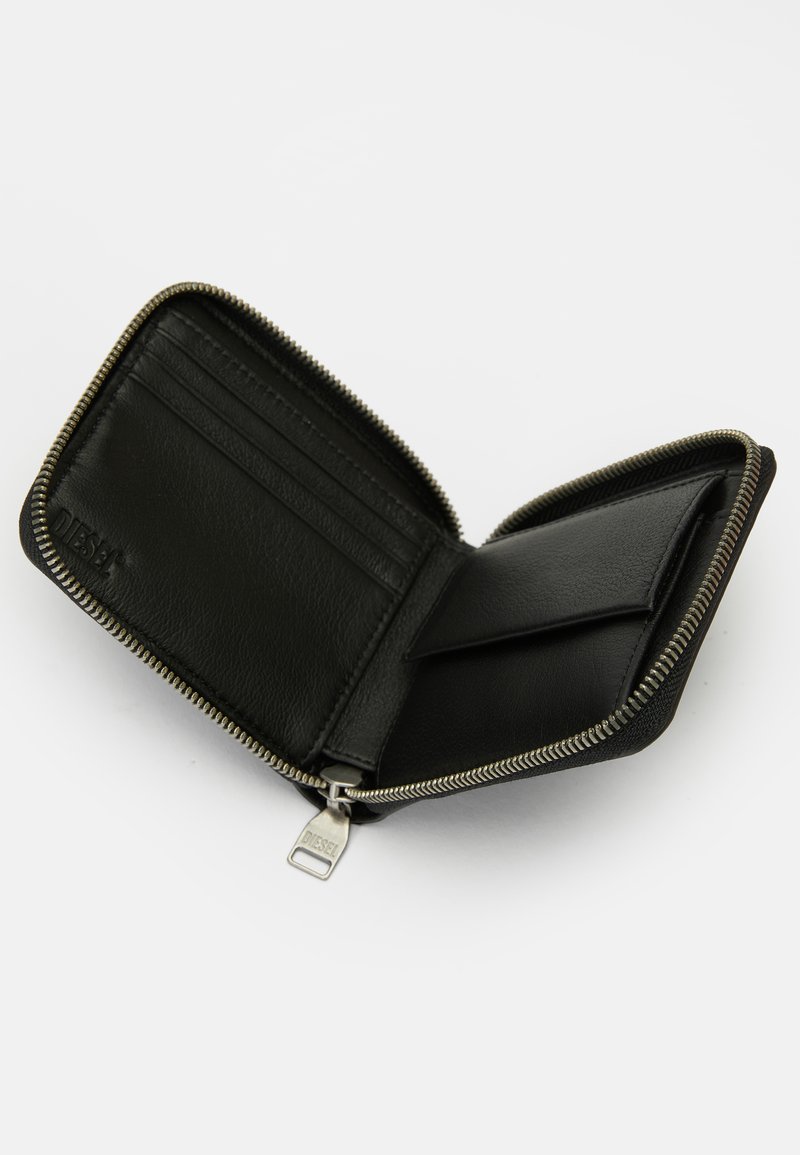 Schwarze Leder-Reißverschluss-Geldbörse, geöffnet und mit mehreren Kartenfächern sowie einem Münzfach, silberner Diesel-Logo-Reißverschluss-Zipper.