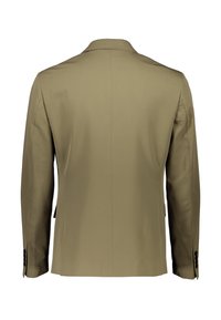 Marynarka w kolorze oliwkowej zieleni o gładkiej fakturze, dopasowanym kroju, klapach z wycięciem i zapinanych na guziki mankietach. Widok z tyłu ukazuje dwie boczne rozcięcia i schludne szwy.