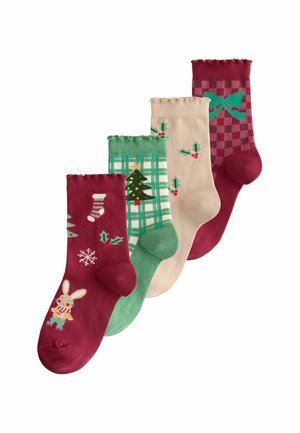 Vier Paar festliche Socken: kastanienbraun mit einem Hasen, grün karriert mit einem Baum, beige mit Stechpalme und burgunderrot kariert mit einer Schleife.