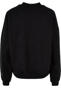 Svart oversized sweatshirt med høy krage, lange ermer og ribbede mansjetter. Glatt, teksturert stoff med cropped nederkant.