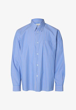 Chemise bleue à manches longues avec fines rayures verticales blanches et rouges, une poche poitrine à l'avant et un col pointu.