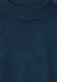 Mörkblå stickad tröja med ribbad halsringning, som har en jämn textur och knappdetalj på axeln. Standard passform.