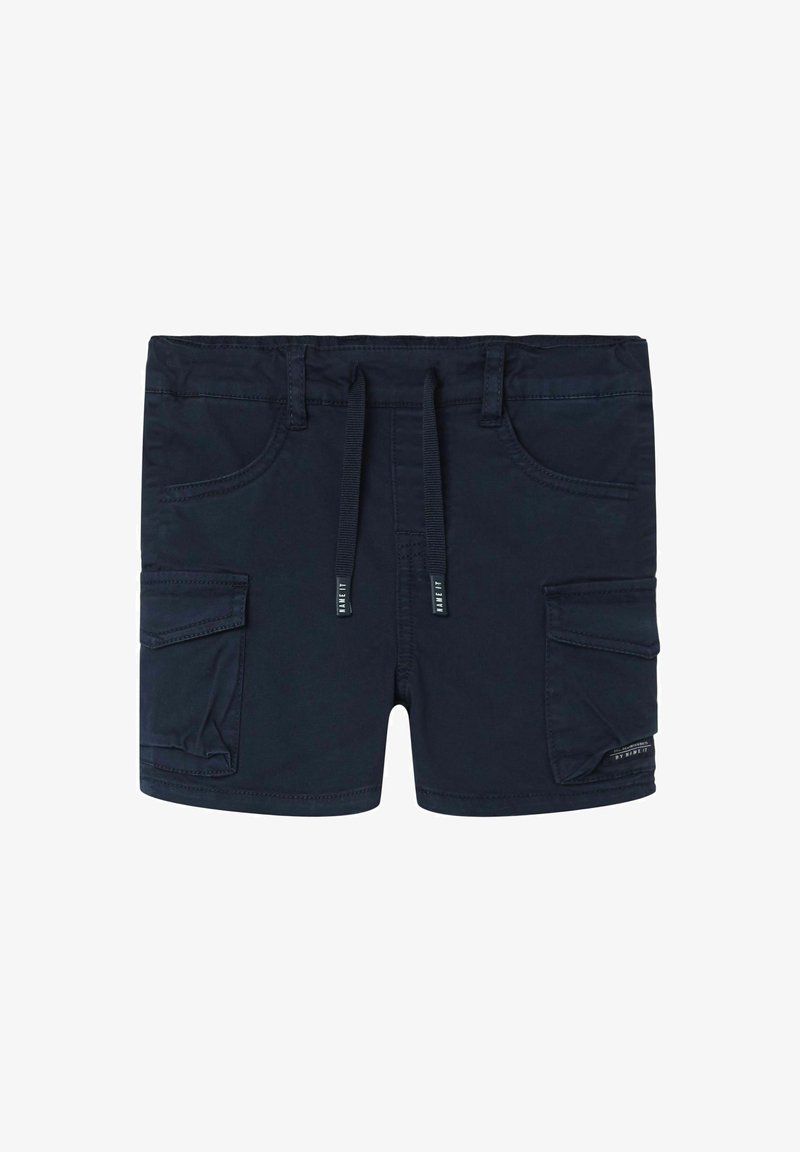 Námořnické modré kraťasy s elastickým pasem na šňůrku, dvěma bočními kapsami a jednou kapsou na cargo. Vyrobené z lehkého materiálu s hladkou strukturou.