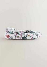 Valge kangast baleriinaking, mis on kaetud mängulise loomamustriga erinevates värvides, terava varbaosaga ja pehme, polsterdatud tallaga.