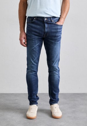 EVOLVE - Prigludę džinsai - medium blue