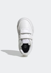 Bílé tenisky s vrchní částí z umělé kůže, dvěma suchými zipy, polstrovaným límcem a černou vložkou s kulatým logem.