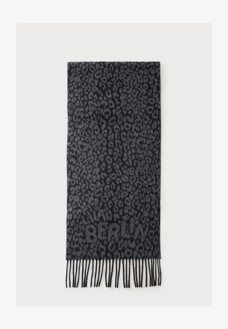 Écharpe gris foncé avec un motif de taches de léopard noires et le mot Berlin tissé près d'une extrémité, finie avec des bords frangés.