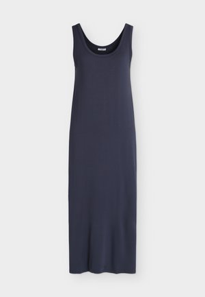 Bez rukávov, tmavomodré šaty na členky s výstrihom do lodi a hladkou tkaninou, zobrazené na bielom pozadí.