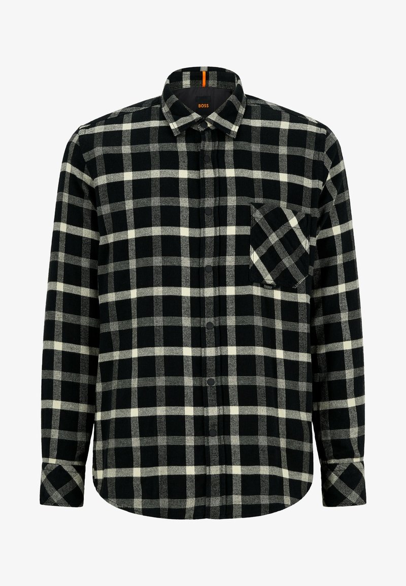 Černobílá kostkovaná flanelová košile s límečkem na knoflíky, jedním náprsním kapsou a texturovanou tkaninou. Má zakulacený lem a zapínání na knoflíky.
