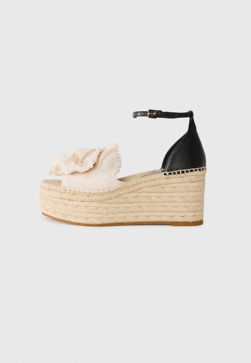 Sandalia plataforma de esparto en negro y beige con un acento de tela fruncida, suela de yute trenzado y una correa ajustable en el tobillo.