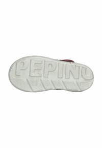 Sole boty Pepino, s bílou texturovanou gumovou základnou, na které je vyraženo "PEPINO" a šikmé pruhy pro lepší přilnavost. Uvedeno číslo "24".