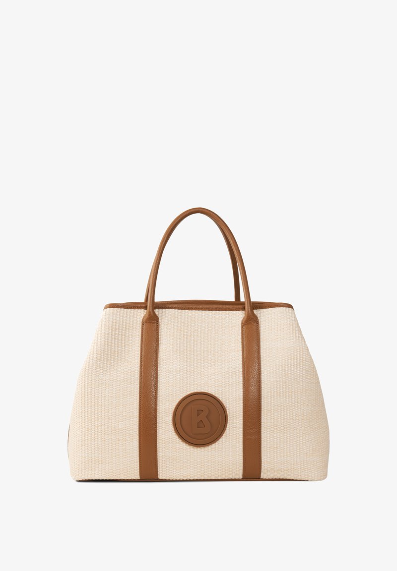 Bolso tote tejido en color beige con asas y detalles en cuero marrón. Cuenta con una insignia de logo circular con la letra "B" en el centro.