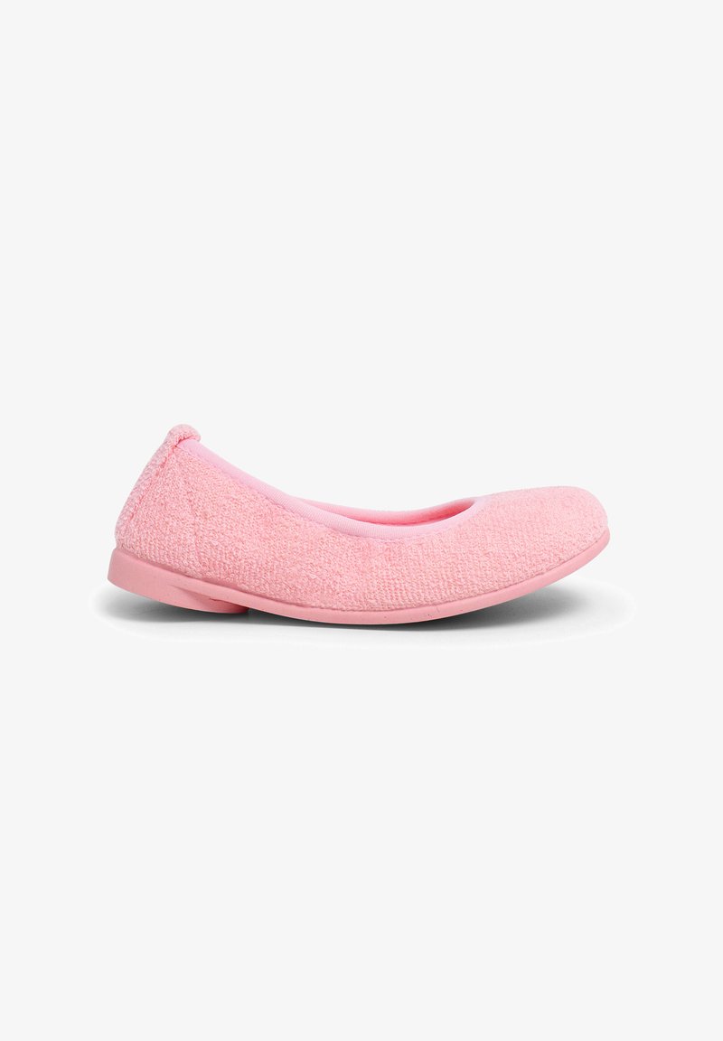 Ballerine en textile rose avec un dessus doux et texturé et un contour élastique. Dotée d'une semelle en caoutchouc lisse et d'un design à bout arrondi.