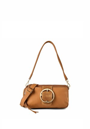 Bolso bandolera de cuero marrón con gran hebilla circular en la solapa frontal y correa ajustable, sobre fondo blanco.