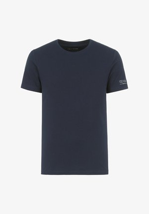 Granatowa koszulka polo z krótkim rękawem, wykonana z bawełny, z okrągłym dekoltem, w regularnym kroju i małym logo nadrukowanym na lewym rękawie.