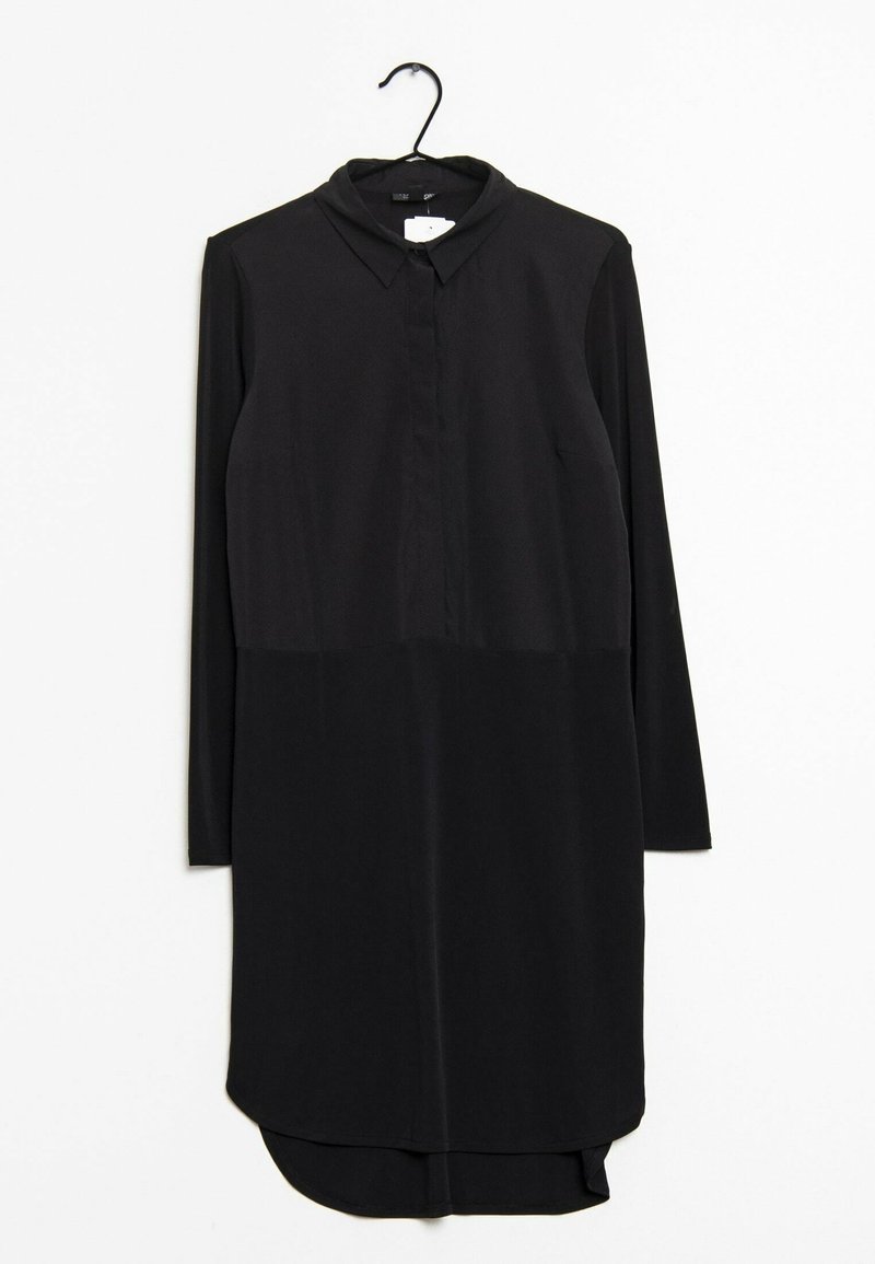 Czarna sukienka z długim rękawem, z kołnierzykiem, posiadająca zapięcie na guziki, zaokrąglony brzeg oraz gładką fakturę materiału. Wiesza się na wieszaku.