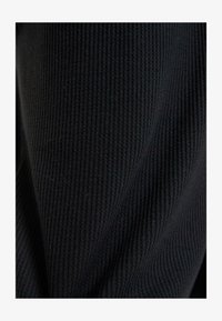Seleccionado, black