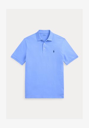 Šviesiai mėlynas polo marškinėlis iš lygios medvilnės audinio. Turi klasikinius apykaklę, trijų mygtukų užsegimą ir siuvinėtą logotipą kairėje krūtinės pusėje.