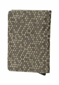 Portafoglio grigio con motivo esagonale, superficie testurizzata e bordi cuciti. Presenta un design slim e rettangolare con chiusura a pieghe.