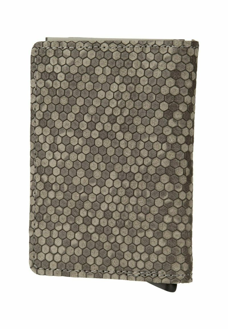 Portafoglio grigio con motivo esagonale, superficie testurizzata e bordi cuciti. Presenta un design slim e rettangolare con chiusura a pieghe.