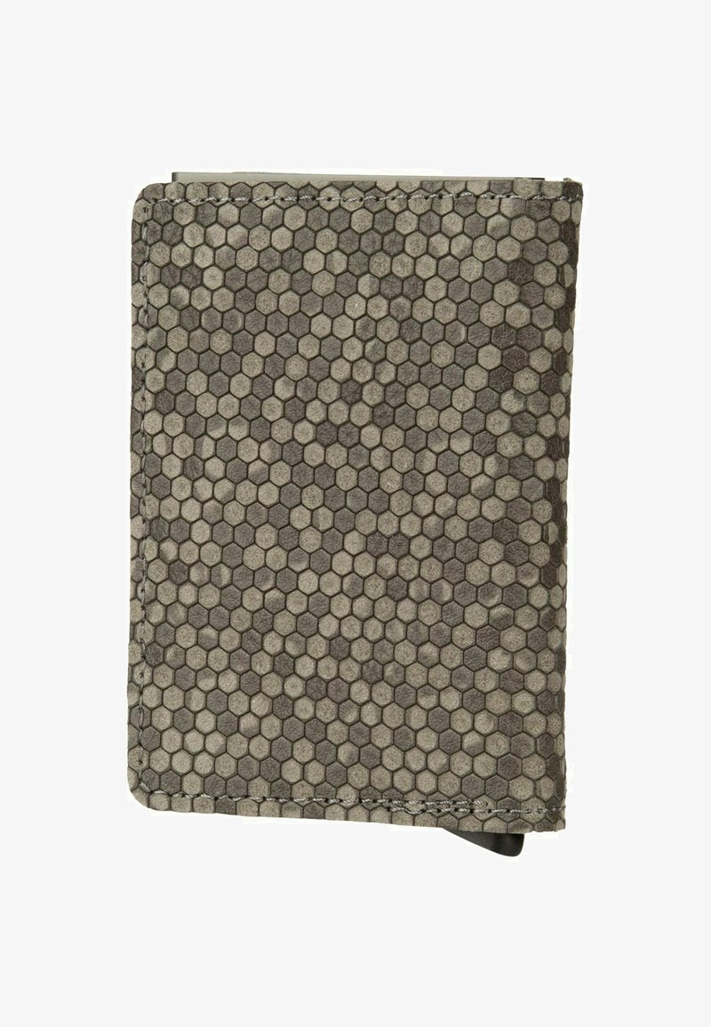 Portafoglio grigio con motivo esagonale, superficie testurizzata e bordi cuciti. Presenta un design slim e rettangolare con chiusura a pieghe.