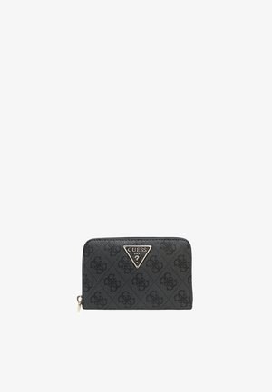 Cartera negra de Guess hecha de material sintético texturizado. Presenta un logo triangular, cierre con cremallera y un patrón en relieve en toda su superficie.