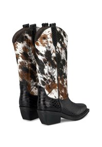 Botas de vaquero negras con un material texturizado similar a piel de serpiente en la base y un patrón en contraste en marrón y blanco en el caña.