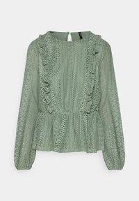 Blusa verde chiaro con dettagli in pizzo intricati, accentuazioni arricciate ai lati, maniche lunghe a sbuffo e vita cinchata.