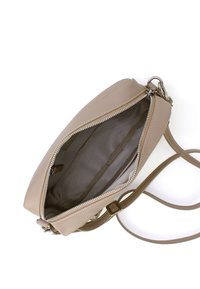 Borsa a tracolla in pelle beige con chiusura a zip, texture liscia, tracolla regolabile e interno foderato in tessuto con tasche organizzative.