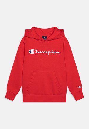 Felpa rossa con cappuccio e tasca frontale, logo Champion in bianco impresso sul petto e piccolo patch del logo sul polsino sinistro.