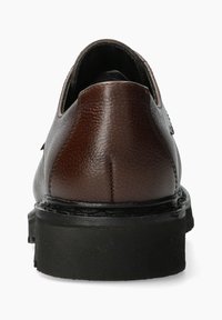 Chaussure en cuir marron avec une finition texturée, un talon arrondi et une semelle en caoutchouc noir, montrant un design épuré et simple vue de l'arrière.