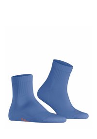 Chaussettes en coton bleu avec des bords côtelés, de longueur cheville, présentant une texture lisse et un petit logo orange sur le côté.