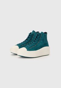 Türkise Wildleder High-Top Sneaker mit einer weißen Gummikappe und Plattformsohle, ausgestattet mit schwarzen Metallösen und passenden Schnürsenkeln.