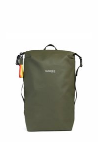 Zaino impermeabile verde oliva con manico superiore, spallacci regolabili e una tracolla colorata con hardware in metallo.