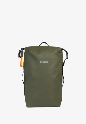 Zaino impermeabile verde oliva con manico superiore, spallacci regolabili e una tracolla colorata con hardware in metallo.