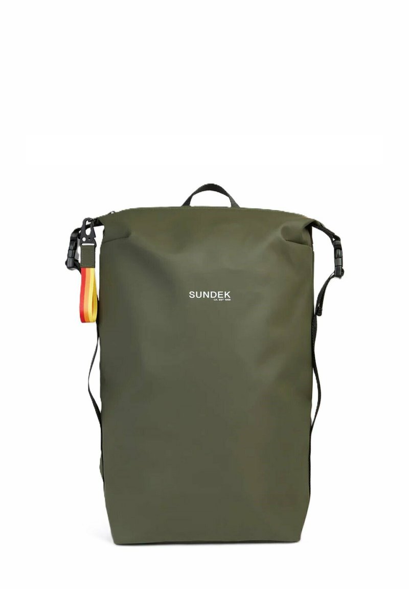 Zaino impermeabile verde oliva con manico superiore, spallacci regolabili e una tracolla colorata con hardware in metallo.