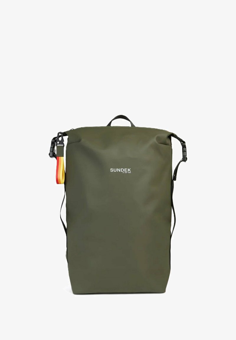 Zaino impermeabile verde oliva con manico superiore, spallacci regolabili e una tracolla colorata con hardware in metallo.