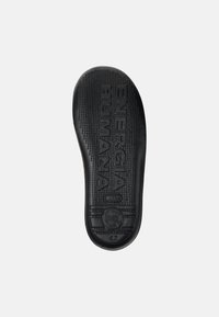 Suola di scarpa in gomma nera con grip testurizzato, logo stampato "ENERGIA HUMANA" e taglia "42" con design della punta arrotondata.