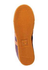 Suela de zapatilla Gola en goma naranja, con un patrón de banda de grep. Parte superior en púrpura con acentos en naranja.