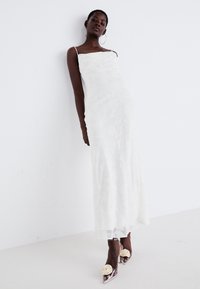 Gina Tricot FLORAL COWL NECK DRESS - Maxiklänning - egret