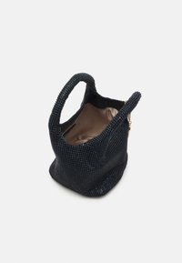Borsa a tracolla nera decorata con perline, con un interno in tessuto morbido, doppi manici e una tasca laterale con zip. Superficie texture con finitura lucida.