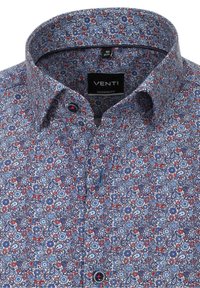 Košile Venti s potiskem, která má modrý, červený a bílý paisley vzor. Bavlněný materiál, moderní střih, detaily na tlačítka a límec.