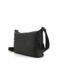 Borsa a spalla in pelle nera con un design a motivo che presenta piccoli loghi. Ha una forma strutturata, una tracolla regolabile e dettagli in metallo dorato.
