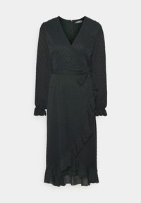 Vestido envolvente verde escuro com mangas longas, textura de bolinhas, barra com volantes e um laço na cintura. Tecido suave com um brilho subtil.